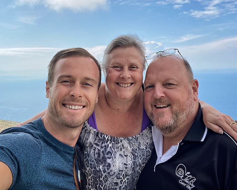 Hanru with his parents.